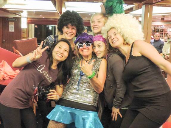 Todo mundo se divertindo na nossa primeira festa a bordo do Sea Spirit, no trecho entre Buenos Aires e as Ilhas Malvinas